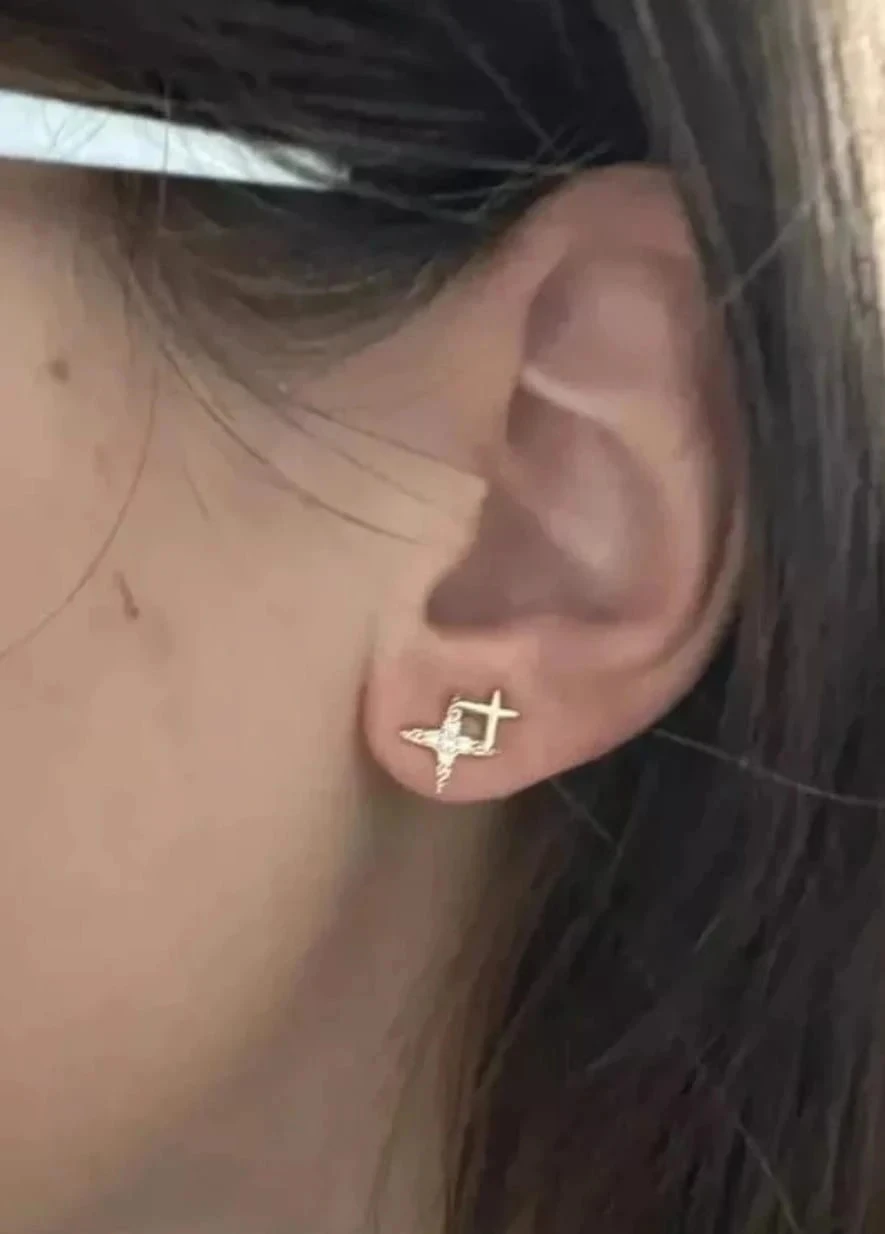Petites boucles d'oreilles, 2 étoiles, en doré